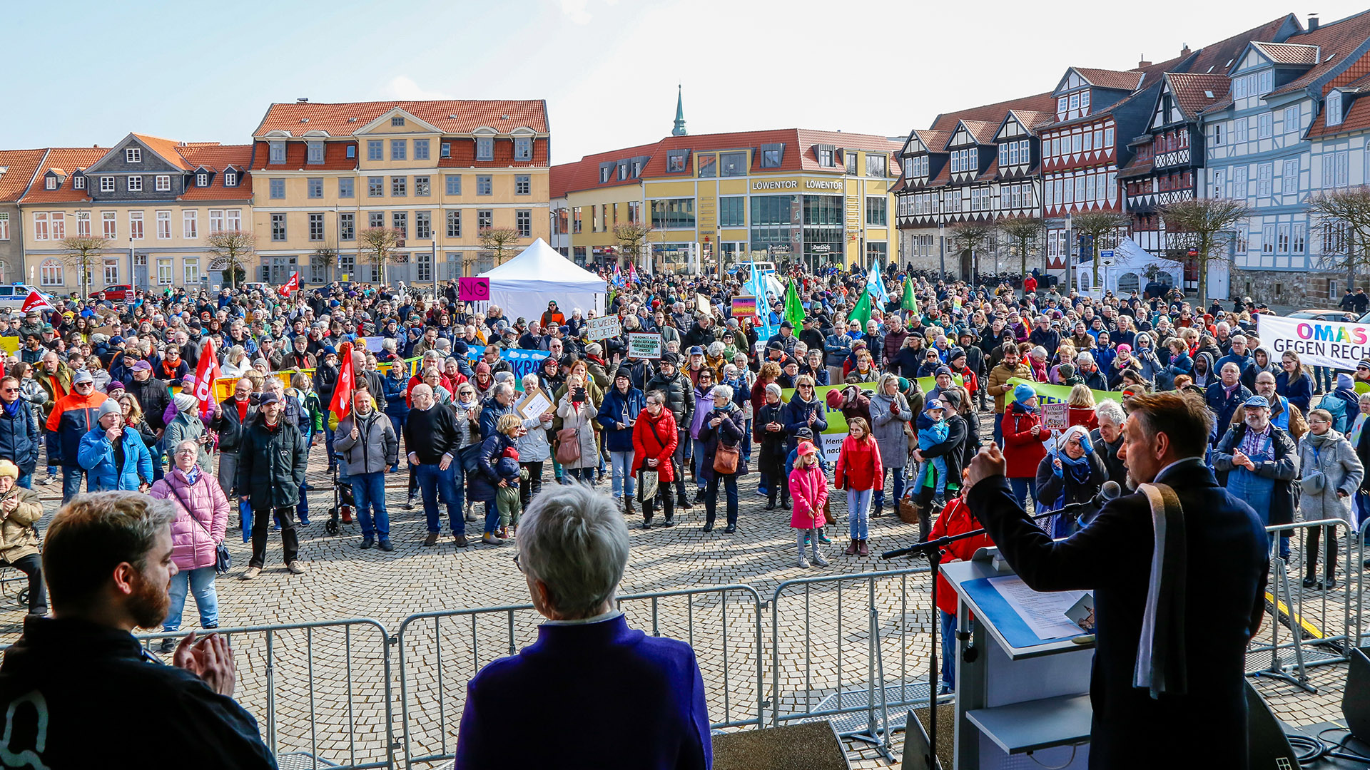blick von einer Bhne mit einem Redner am Mikrofon auf den Wolfenbtteler Schlossplatz, auf dem viele Menschen stehen und zuhren.